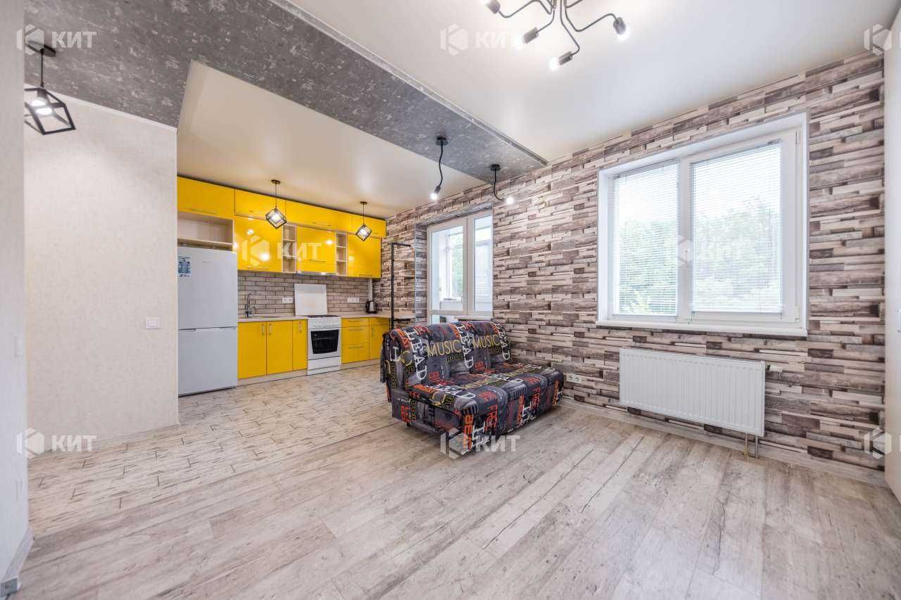Spacious 1-bedroom apartment near Peremohy metro
