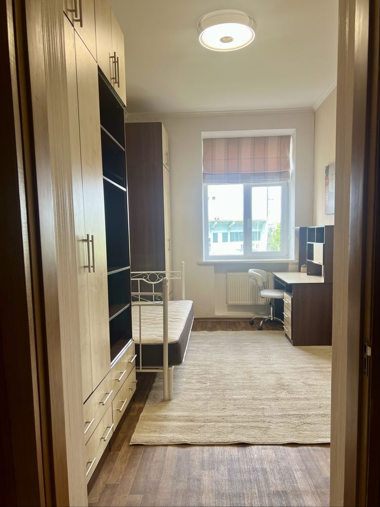 3-Room Apartment in Poltava City Center with Botanical Garden View