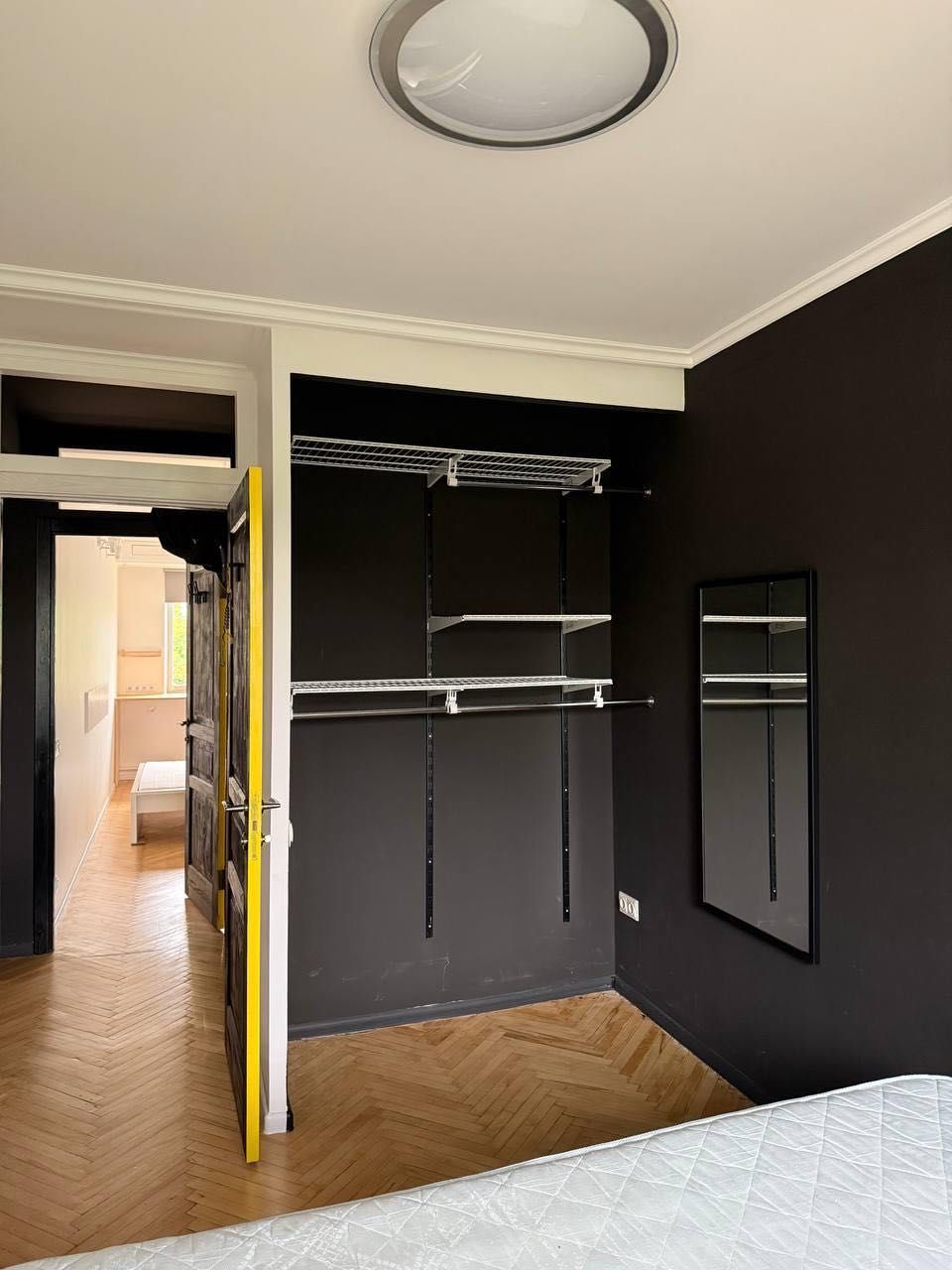 3-Room Apartment on Vyhovskyi Street with Parking Space