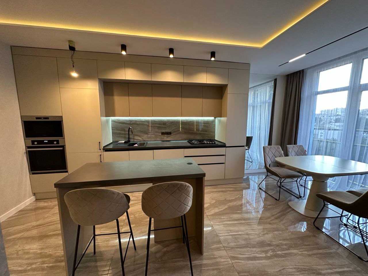Designer Apartment in Semytsvet Complex Near City Center