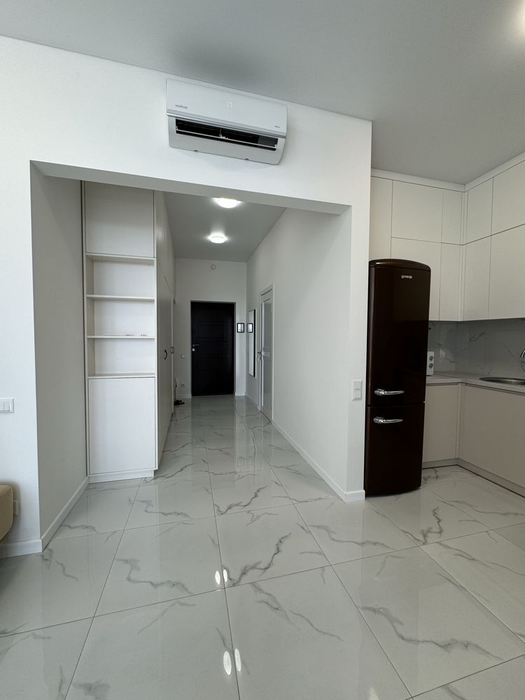 Modern Studio with Bay Windows and Designer Kitchen