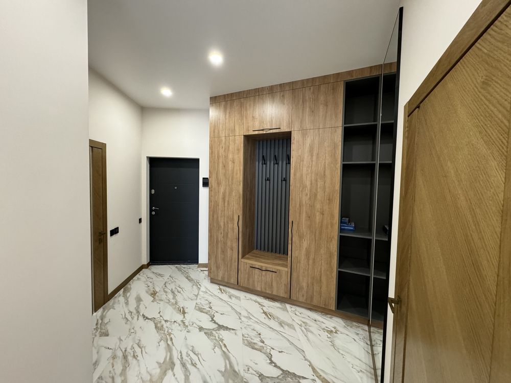 Spacious 2-Bedroom Apartment with City View in Manhattan Complex
