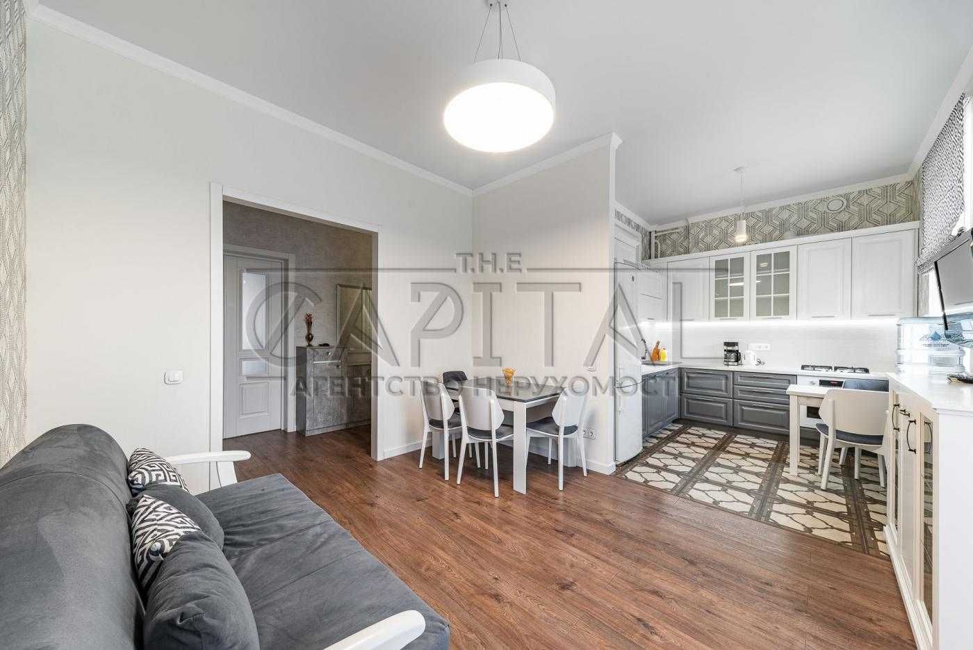 Two-bedroom apartment on Khreshchatyk Street with city center location