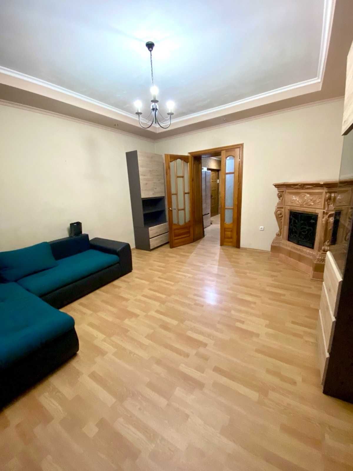 Renovated 3-Room Apartment with Fireplace in Center