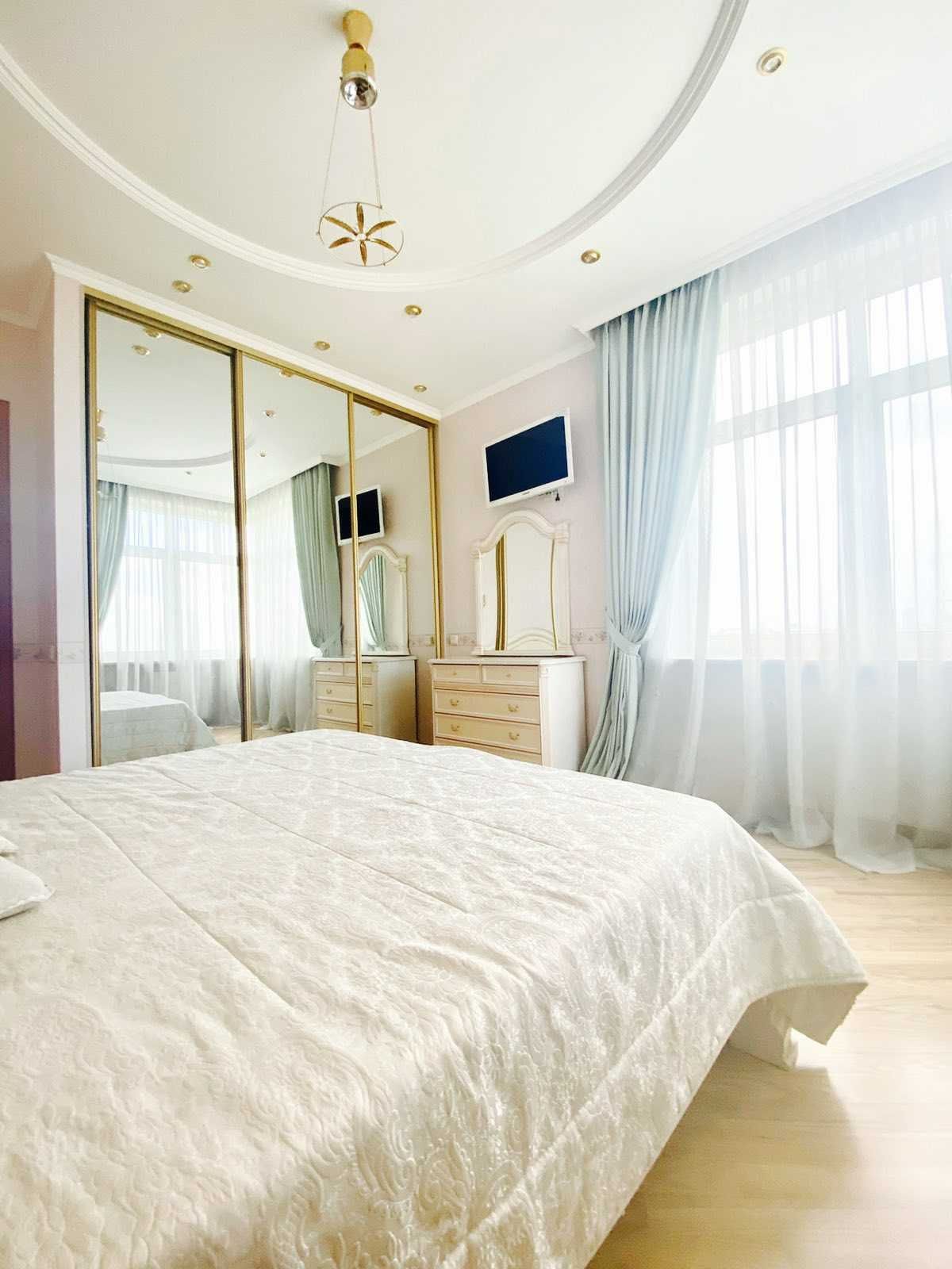 3-Bedroom Apartment with Lavra View in City Center