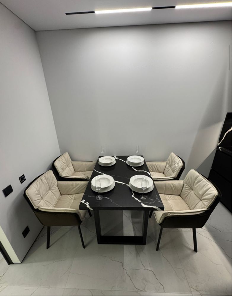 Designer 3-Bedroom Apartment with Panoramic Lake and City View