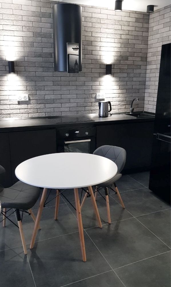 Designer Renovated Apartment in Business-Class Residential Complex