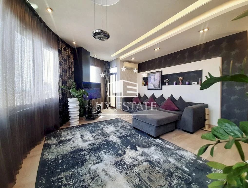 Spacious Premium Apartment in City Center with Designer Renovation