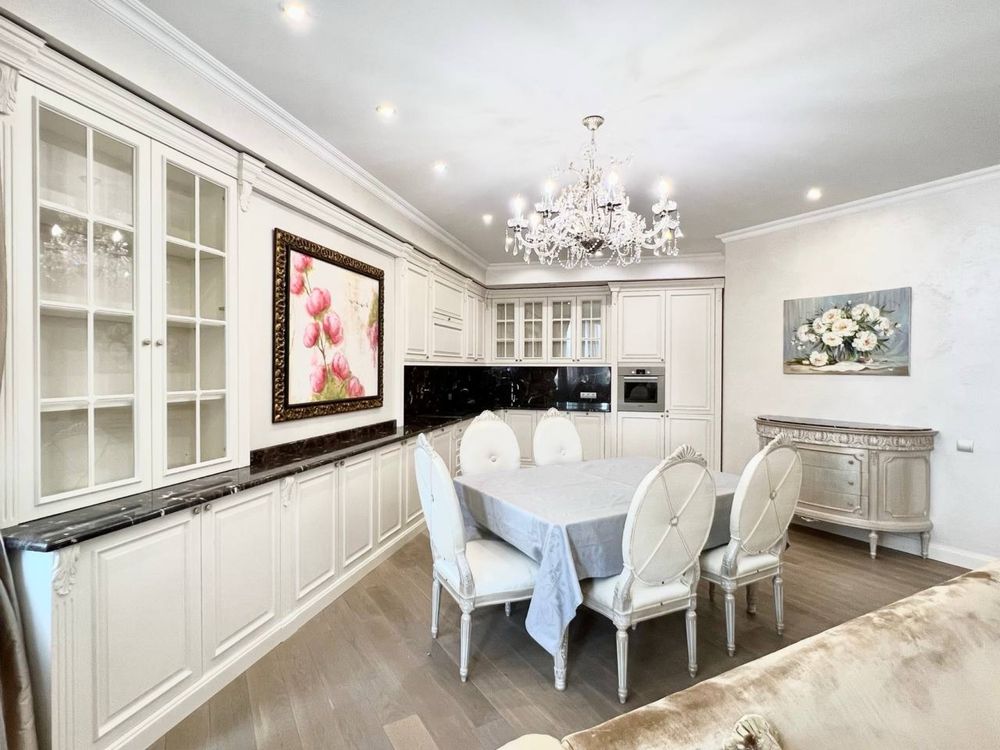 Spacious Classic-Style Apartment with Italian Furniture