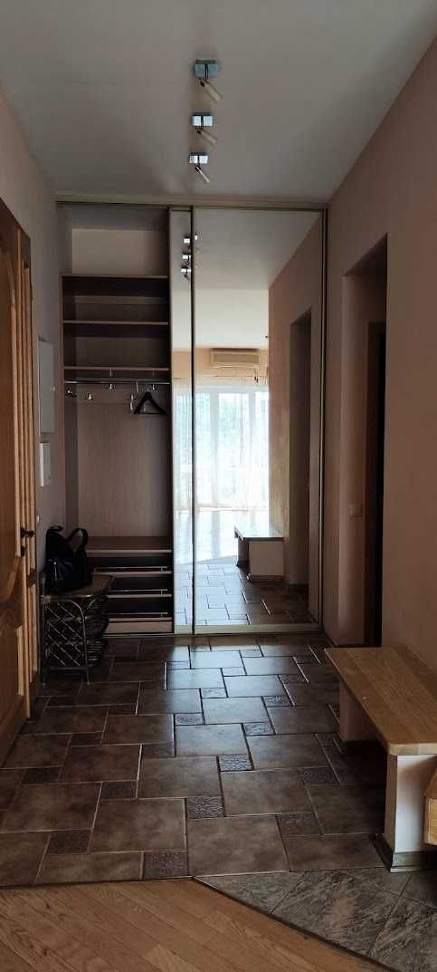 Spacious Two-Bedroom Apartment in Kyiv City Center near Mariinskyi Park