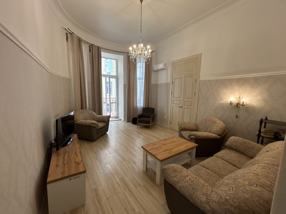 Spacious 3-Room Apartment in Heart of Kyiv with High Ceilings