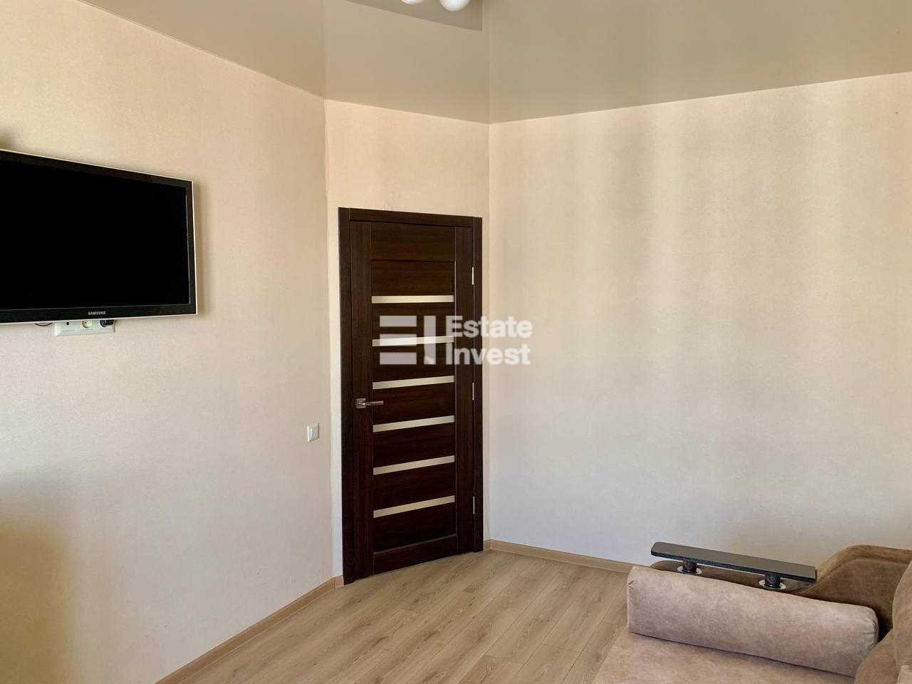 1-Room Apartment near Metro with Balcony and Modern Renovation