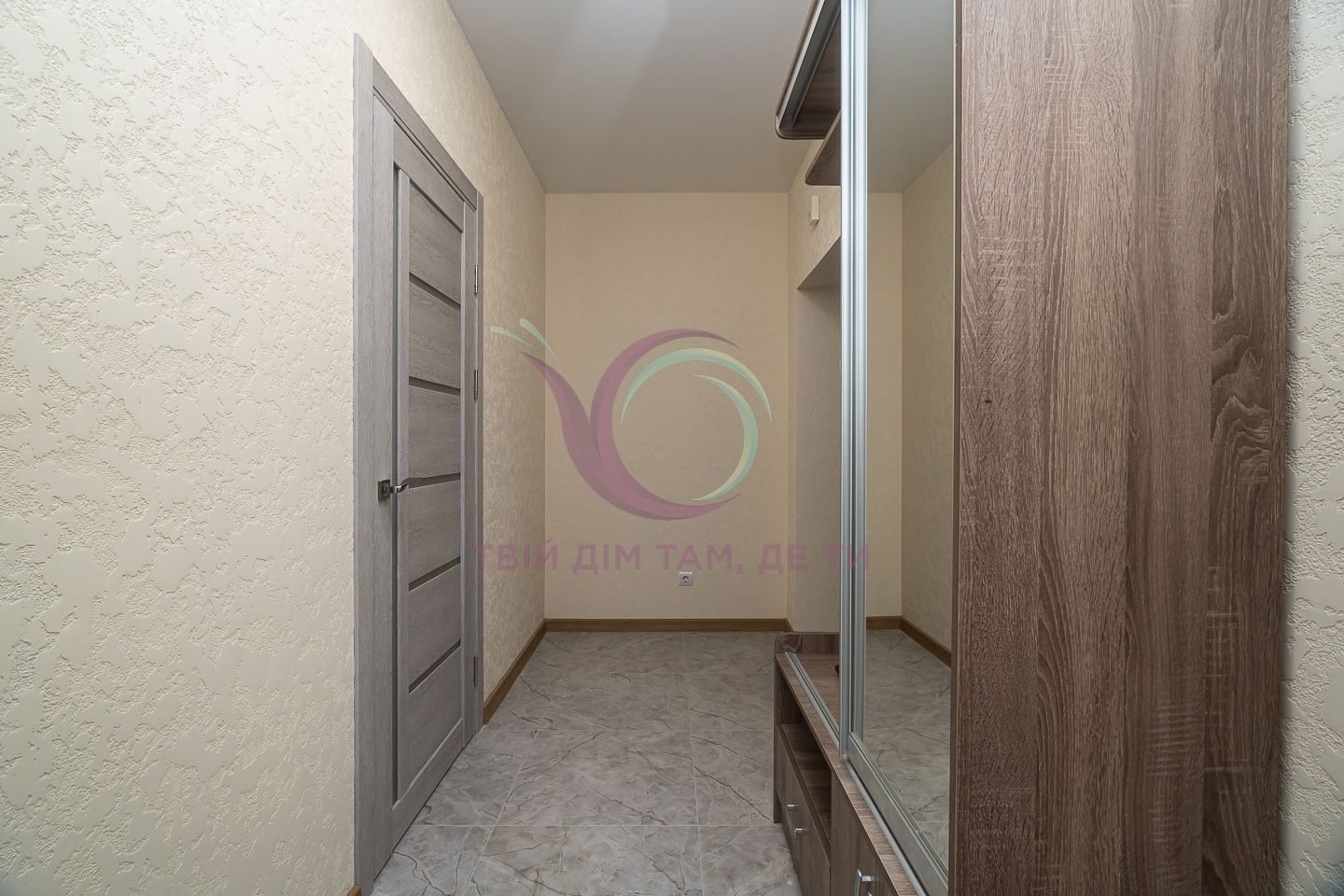 1-Room Apartment with Modern Design near Chornovola-Bandery Street