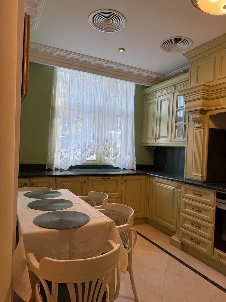 Luxurious Designer Apartment with Park View