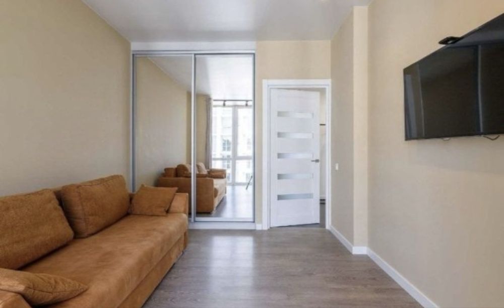 Spacious 2-bedroom apartment with renovation on Maloholoskivska Street