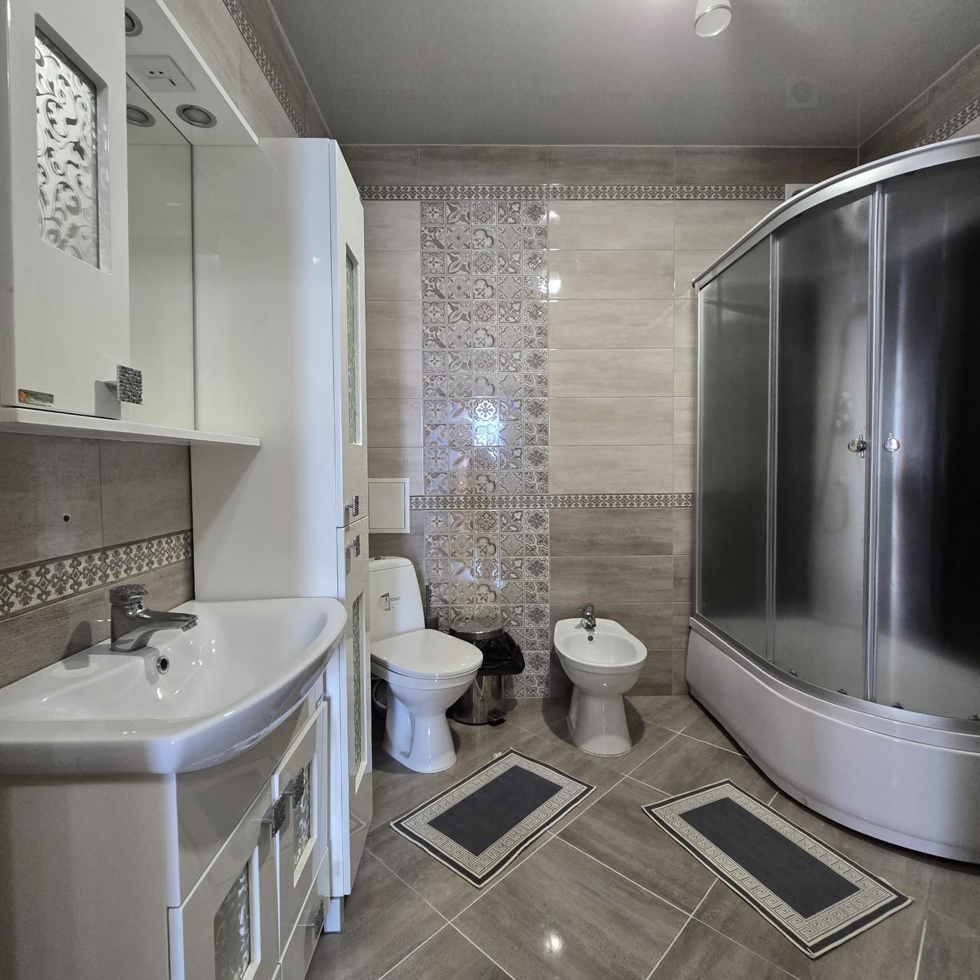 Two-room apartment near city lake with premium renovation