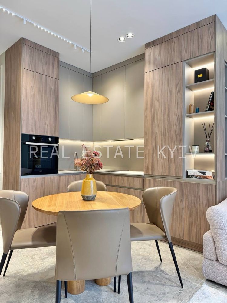 VIP 2-Room Apartment in Novopecherskie Lipki Complex