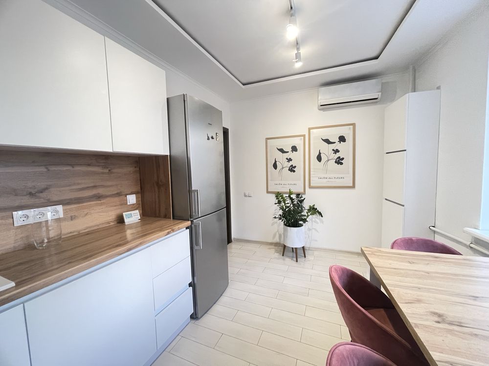 Spacious Modern Apartment Near Park with Projector