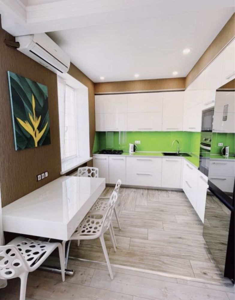 Luxurious 2-Room Apartment in City Center near Metro Stations