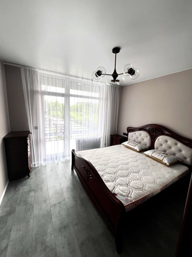 Modern 2-Bedroom Apartment Near Forest with Parking