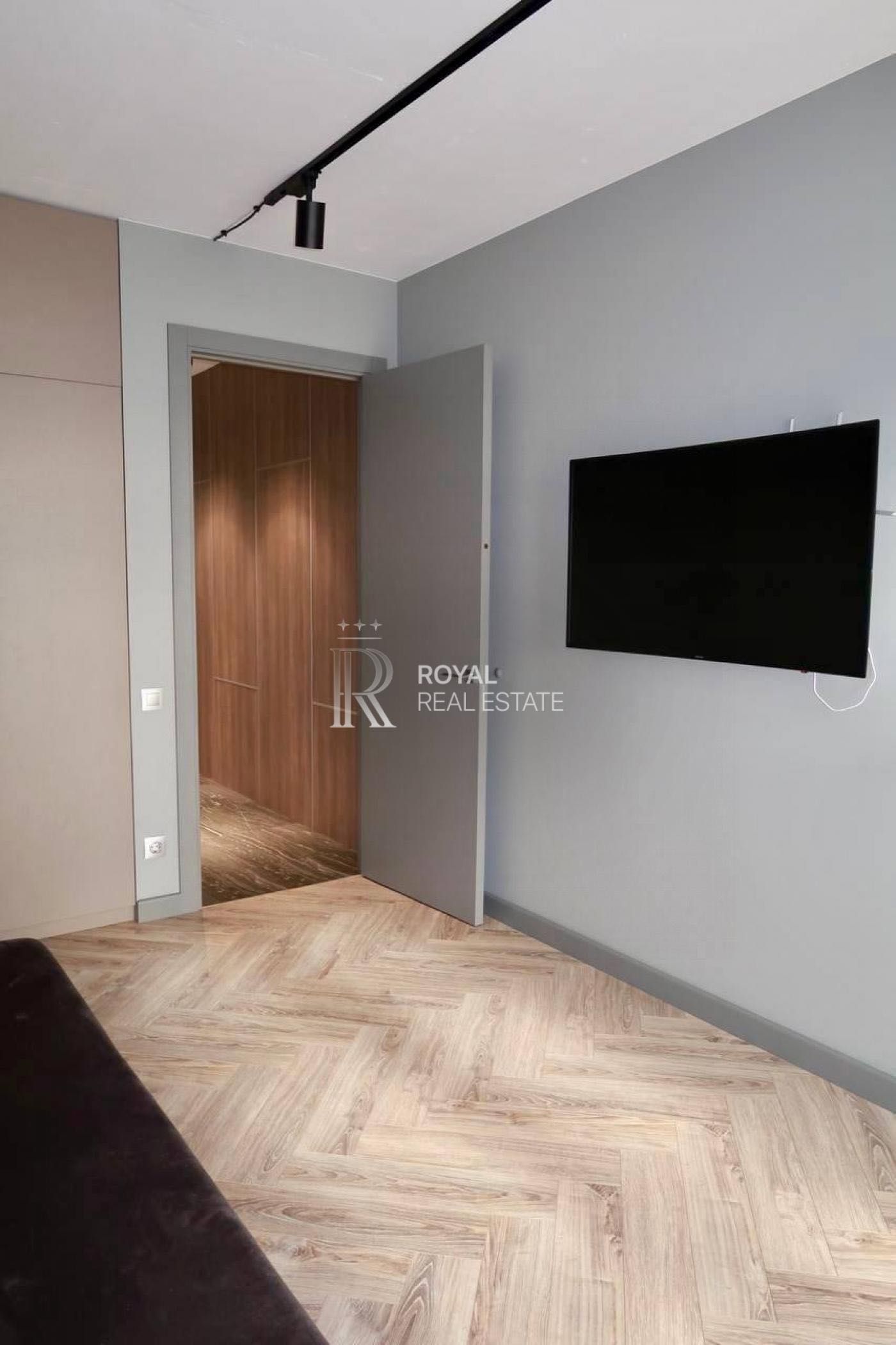 Designer Two-Bedroom Apartment in Pidvysotskyi Complex, Near Zverinetska Metro