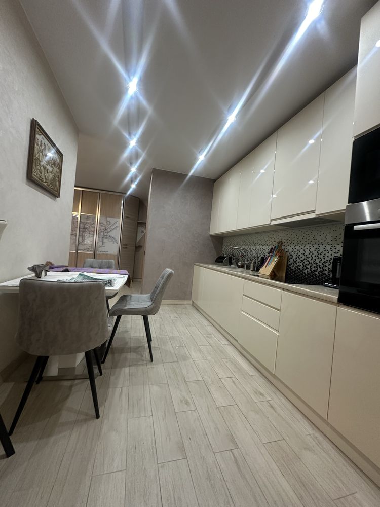 Modern Designer Apartment with London Theme