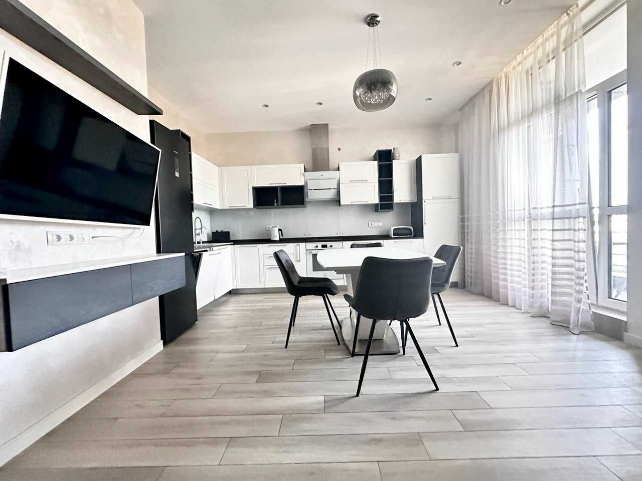 Premium 2-bedroom apartment in Central Park complex with designer renovation