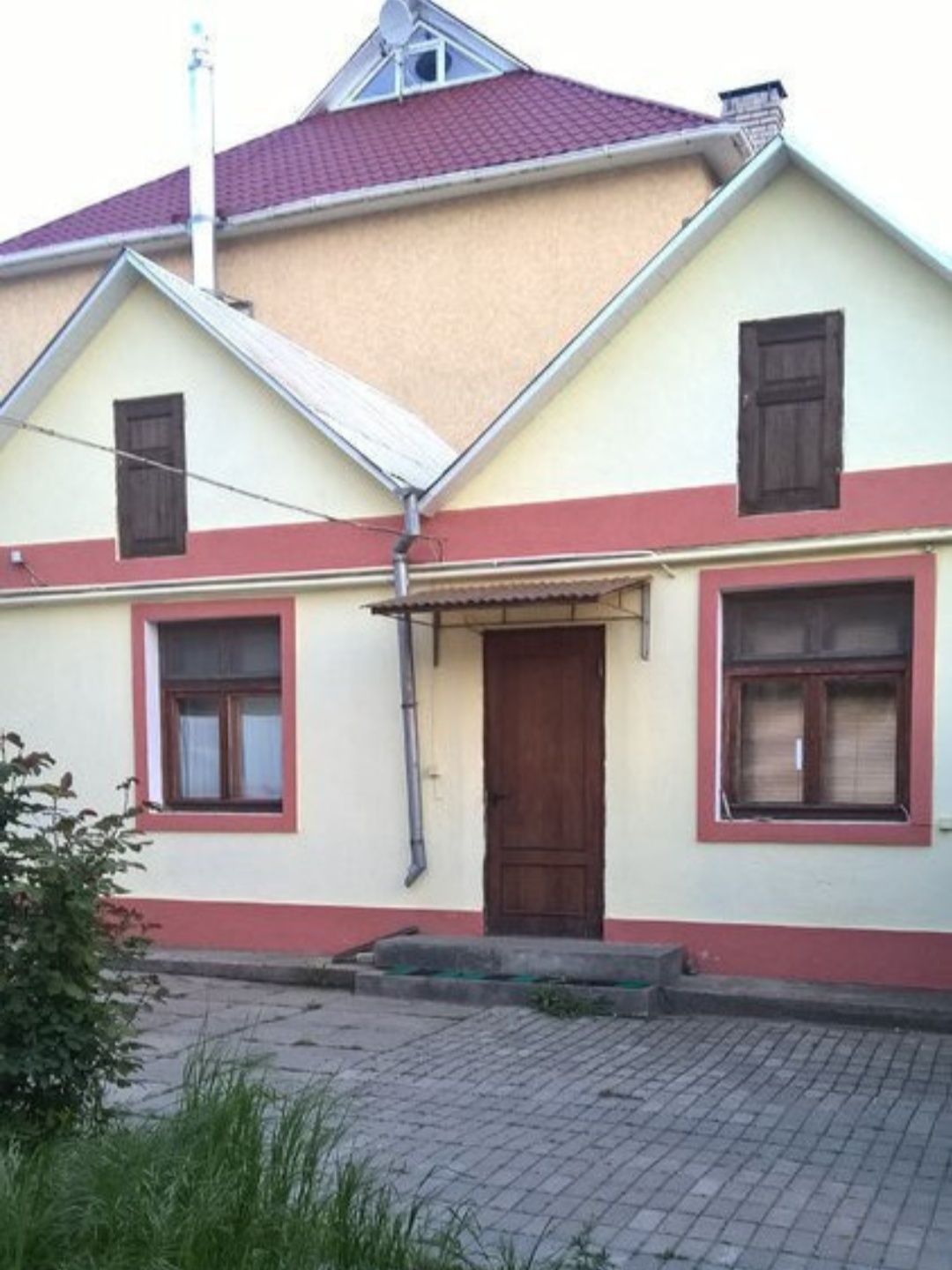 Spacious 2-Bedroom Apartment Near Metro with Utilities