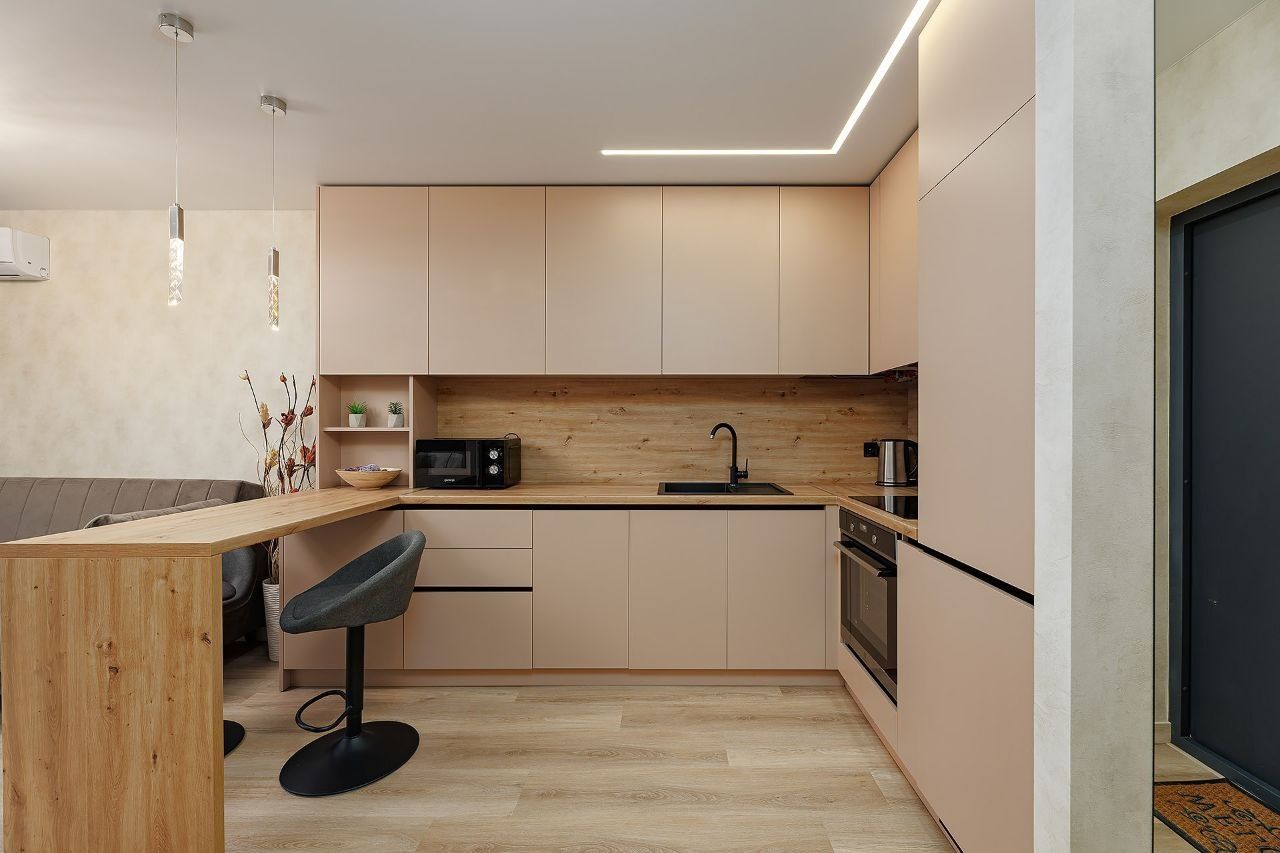 Modern 1-Bedroom Apartment with Designer Renovation