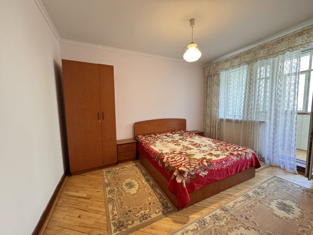 Spacious 3-room apartment on Mykolaichuk Street with separate rooms and gas heating