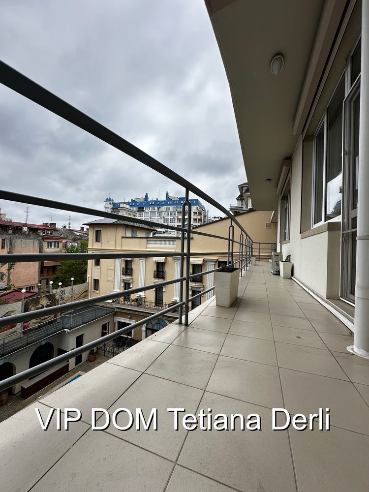 Spacious 2-bedroom apartment on French Boulevard with pool access