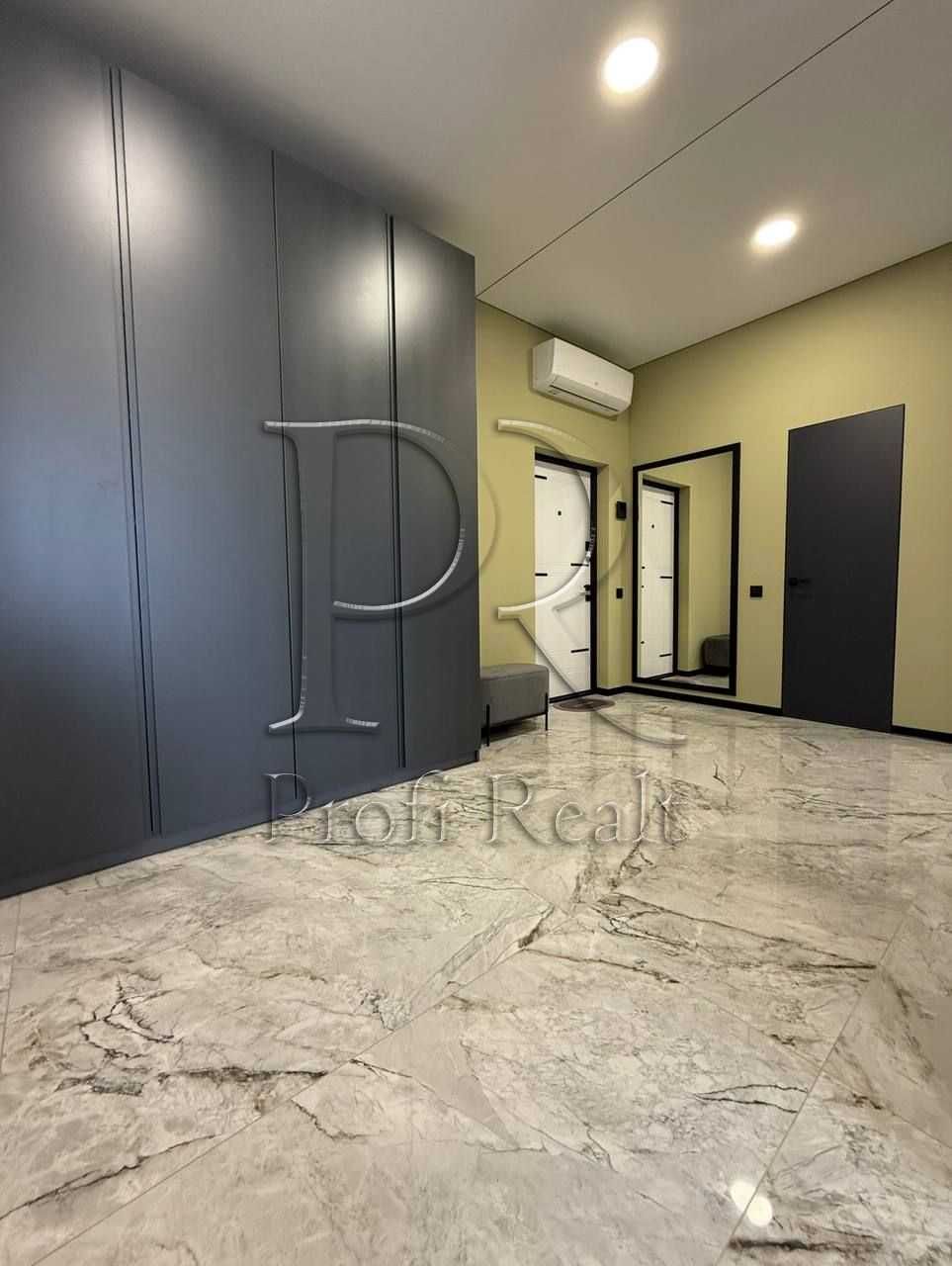 Designer Renovated Apartment in Delmar Complex with Full Amenities