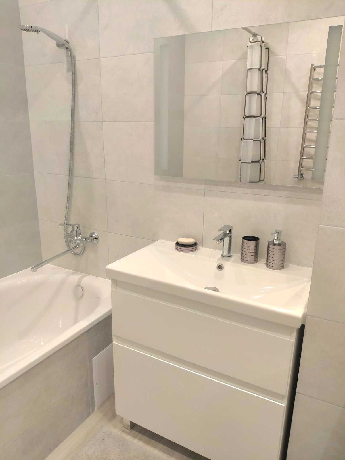 Two-bedroom apartment in Povitryana Hall Complex with modern renovation and full amenities