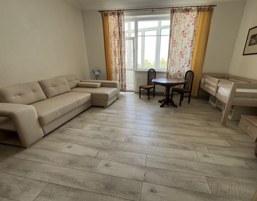 2-Room Apartment with Underground Parking near Southern Market