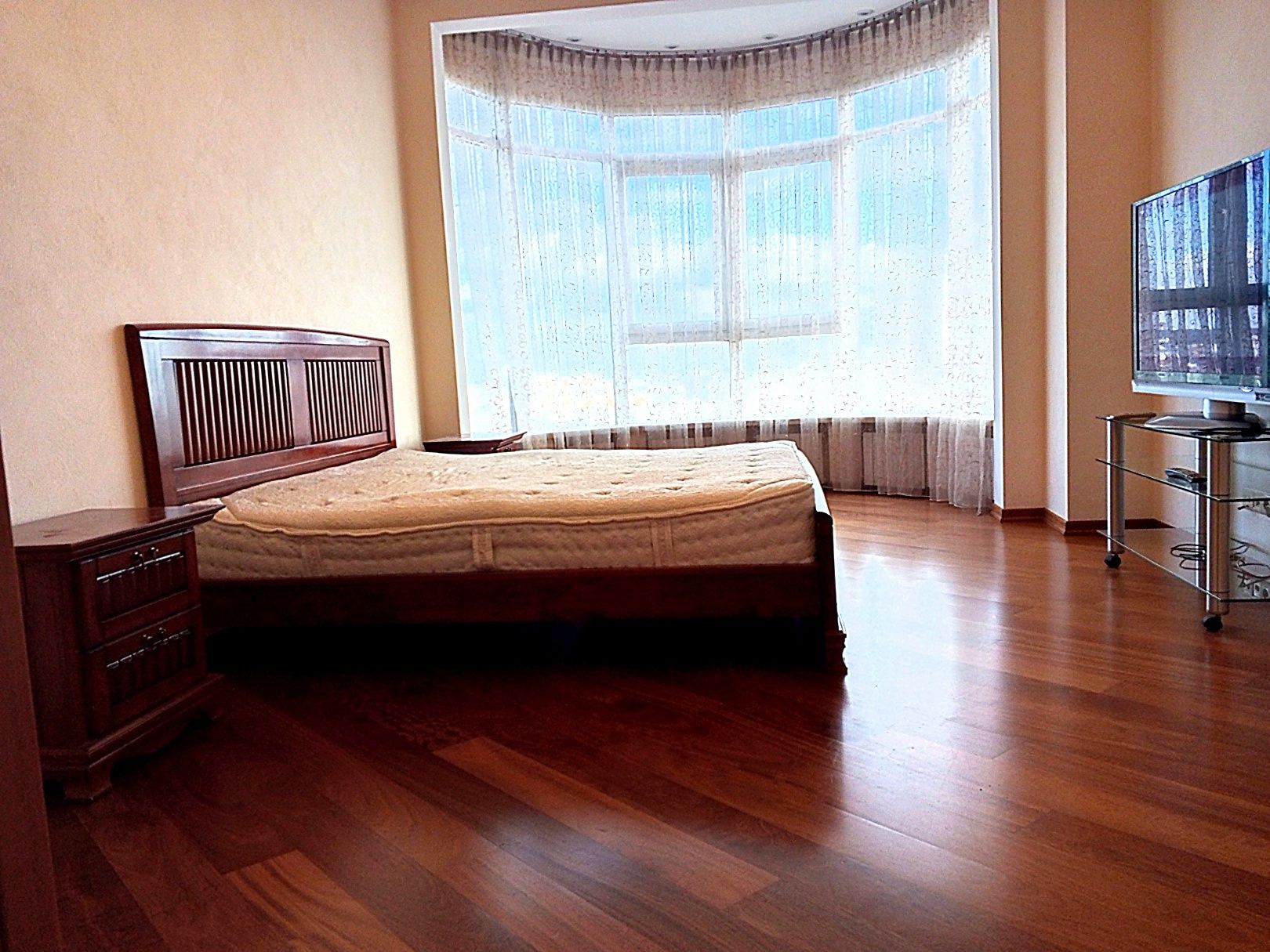 Modern 1-Bedroom Apartment with Panoramic City Views