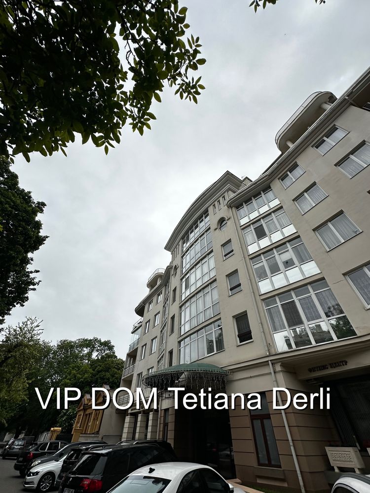 Spacious 2-bedroom apartment on French Boulevard with pool access