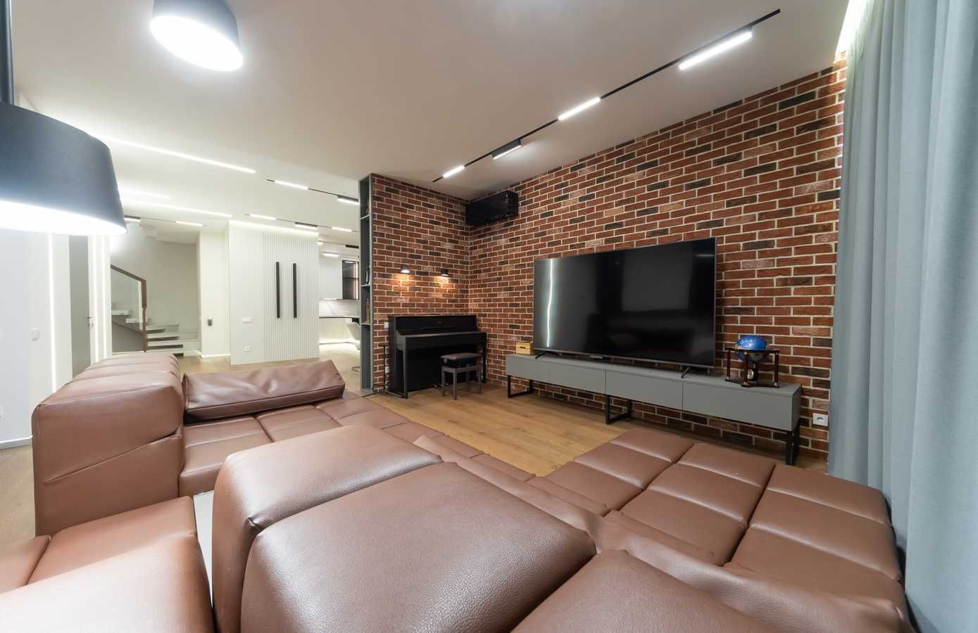 Exclusive Panoramic Penthouse with Designer Renovation in Avtograph Complex