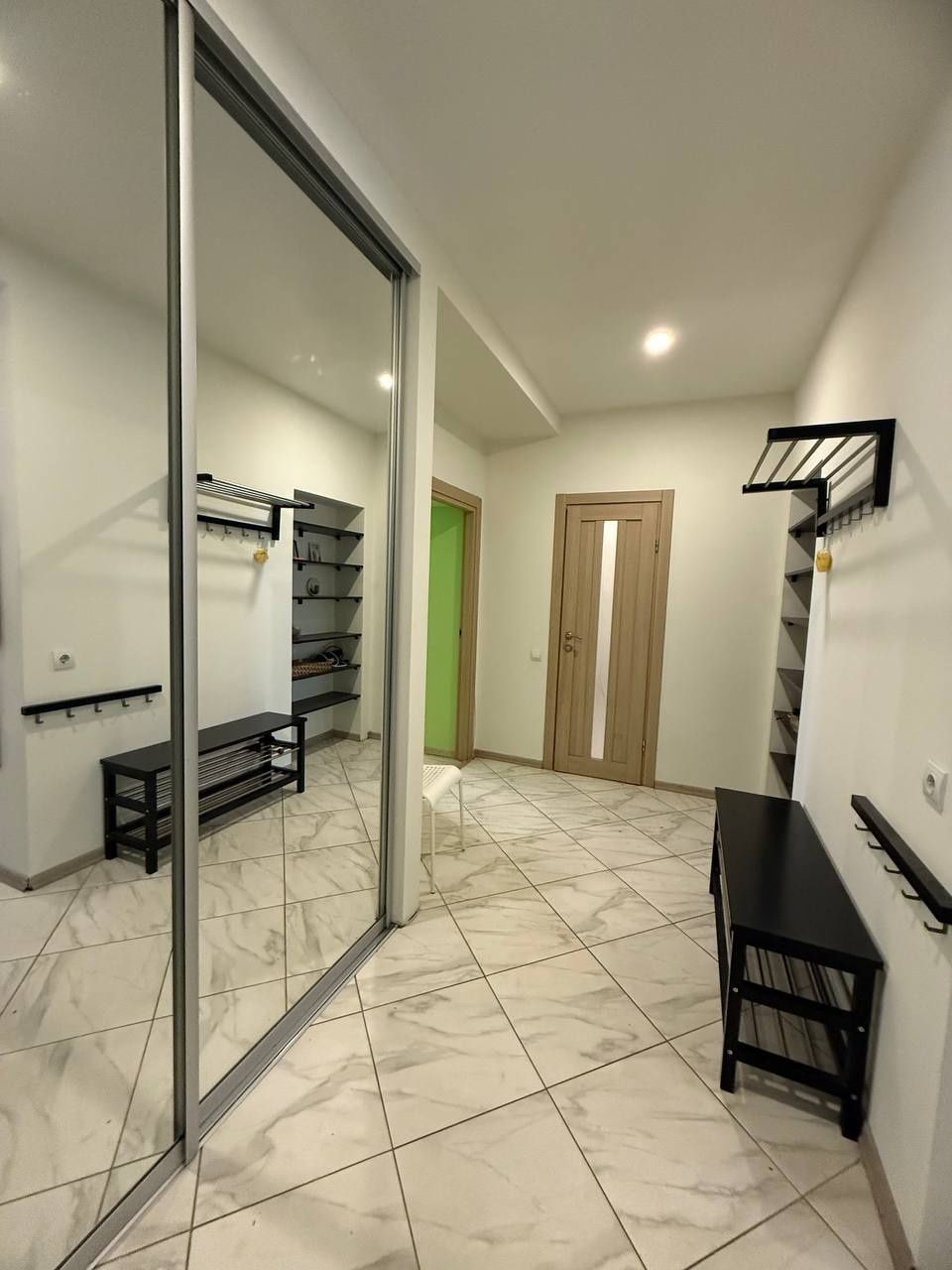 Spacious 1-bedroom apartment with studio kitchen near city center