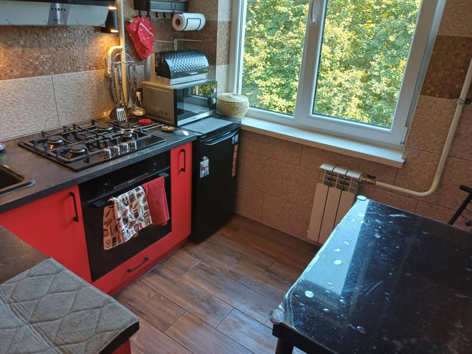 Renovated 2-Bedroom Apartment Near Transport and Amenities