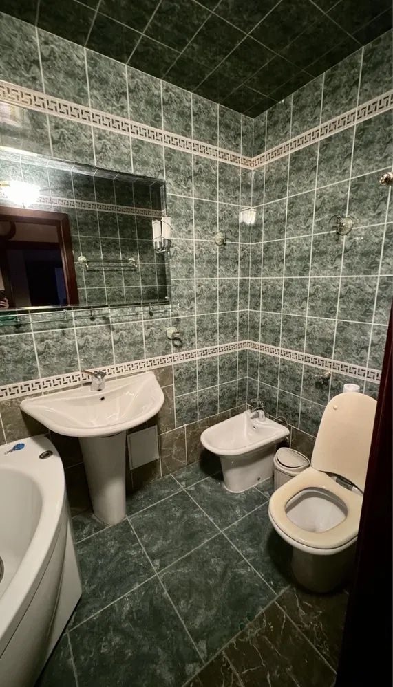 Large 4-room apartment in brick building on Bazarna Street