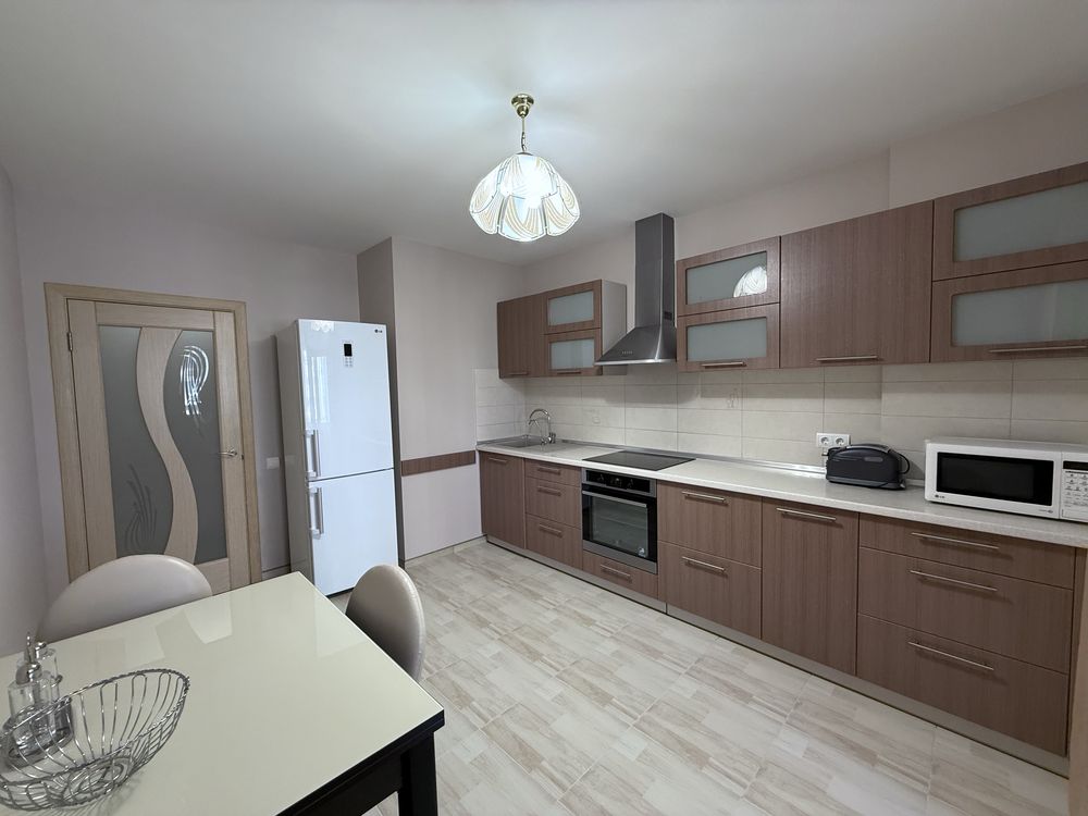 Modern 2-Bedroom Apartment Near Metro with Amenities
