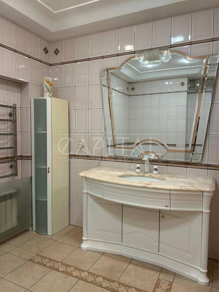 Spacious 4-Room Apartment near Zvyrynetska Metro in Pechersk District