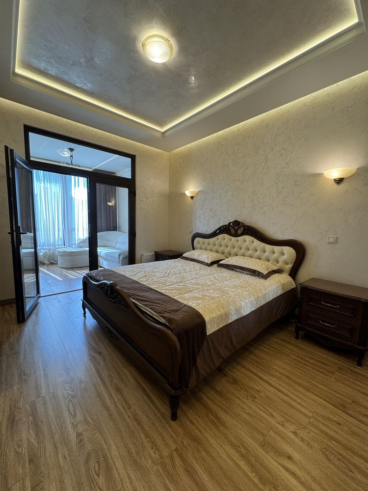 Modern 65m² Apartment with Terrace near Chornovola