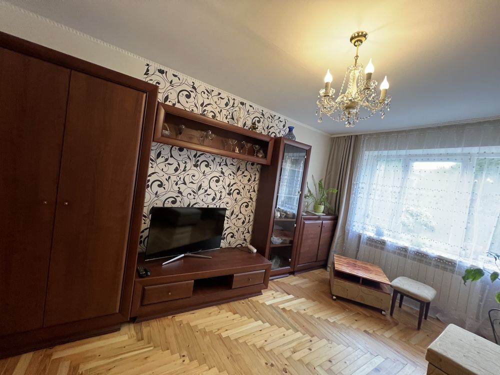 2-Room Apartment on Prospect Svobody, 2nd Floor, Furnished