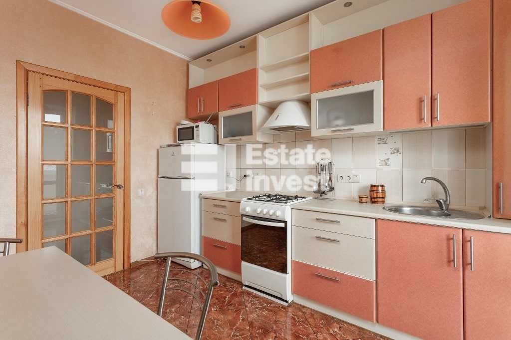 Modern 2-Bedroom Apartment Near Metro with Balcony