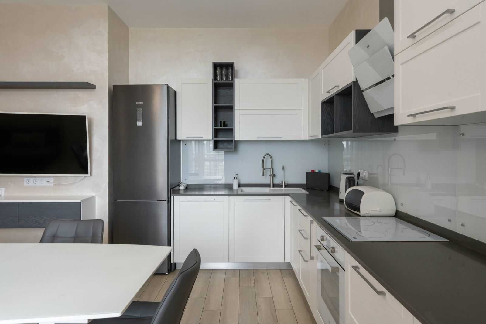 Premium 2-bedroom apartment in Central Park complex with designer renovation