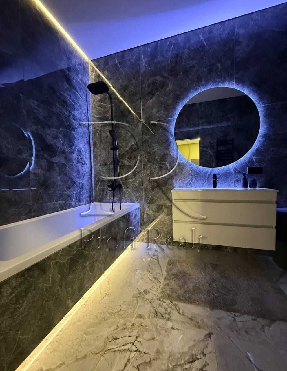 Designer Renovated Apartment in Delmar Complex with Full Amenities