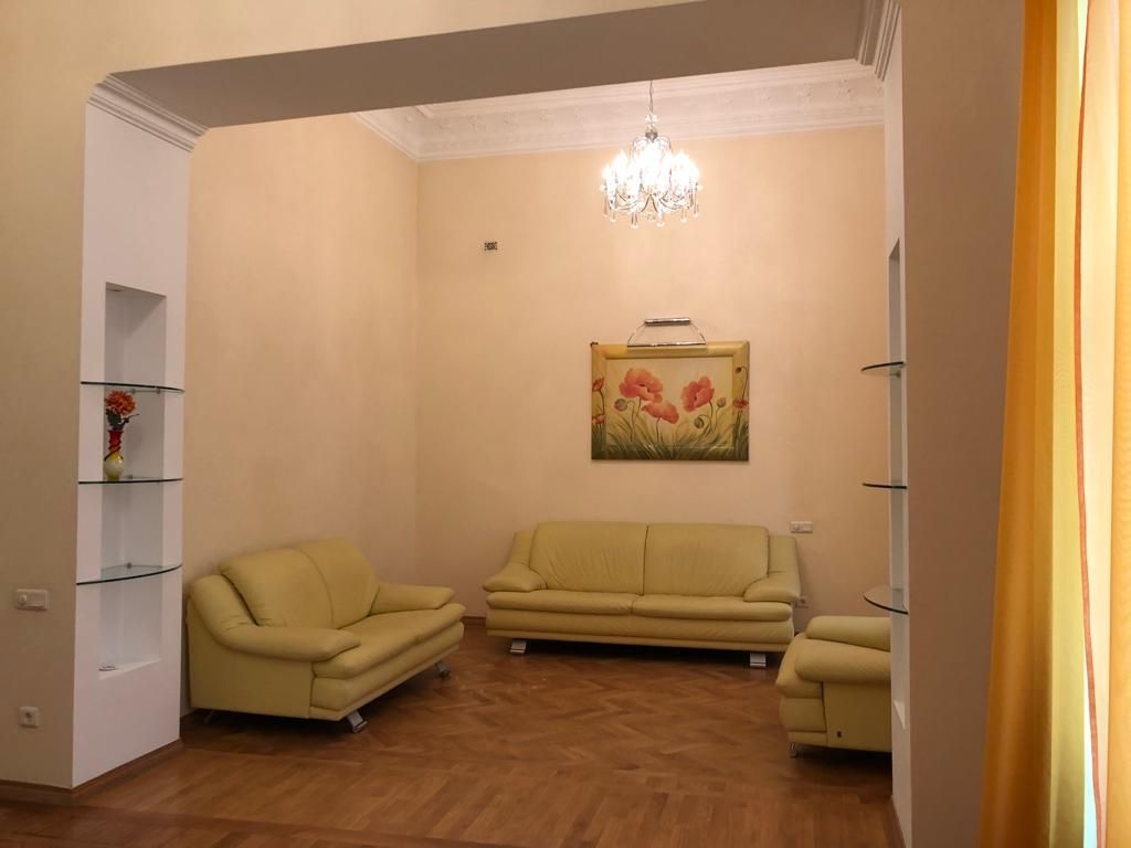 Spacious 2-bedroom apartment with separate rooms and large kitchen