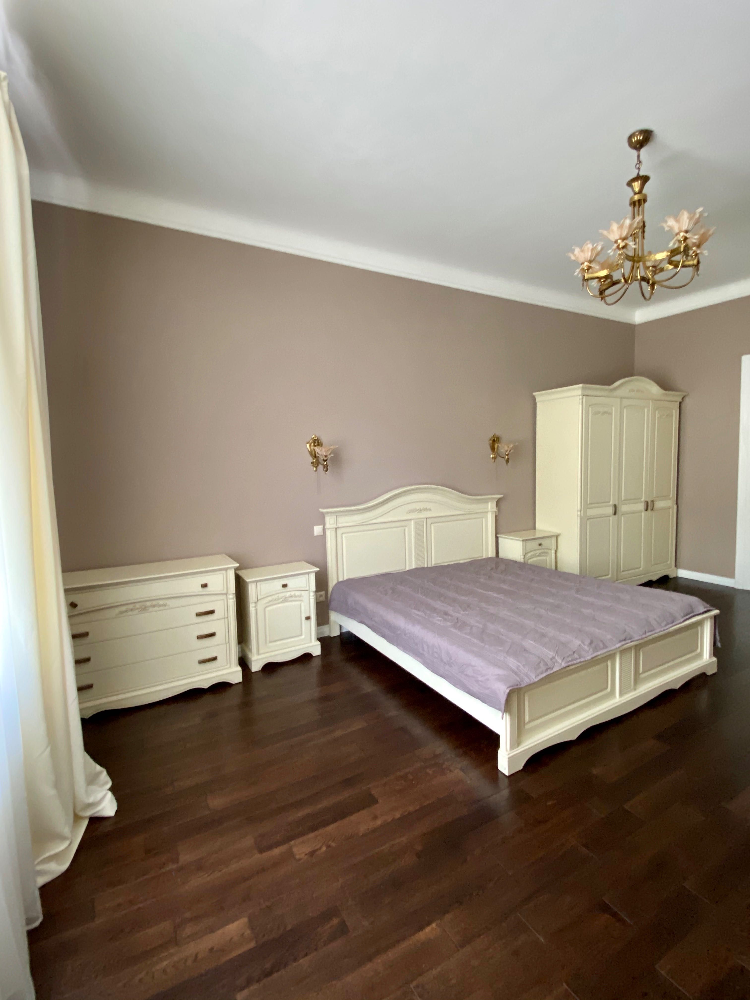 Spacious 3-Bedroom Apartment with Fireplace Near Parks