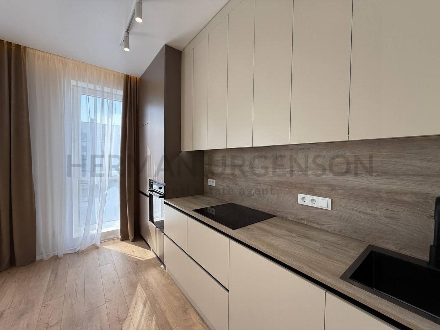 Spacious 1-Bedroom Apartment in Quadrat Complex with Modern Amenities